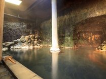 【洞窟風呂】洞窟のかたちをした珍しい岩風呂です。