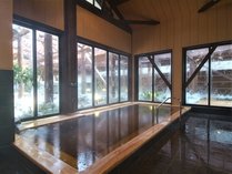 ■檜風呂　ゆったりと入れる檜造りの大きな浴槽です。　思う存分、手足を広げ、ゆったりとお浸かり下さい