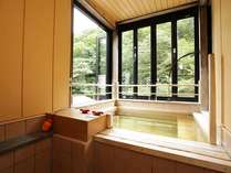2室限定の檜造り半露天風呂付客室。開湯1200年、平安時代から湯治場として知られる名湯を独り占め。