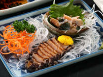 【お食事】夕食一例・アワビの刺身　コリコリとした食感が特徴です