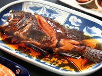 【お食事】夕食一例・味が染み込んだ煮魚　季節によって内容が異なります