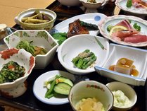 *夕食一例/山菜を始めとする季節の食材をふんだんに使ったお料理。女将自ら心を込めてご用意いたします。