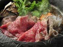 【米沢牛すき焼き】米沢牛の魅力を最大限に引き出す、すみれ特性のタレ。甘くとろけるお肉と野菜の味わいを
