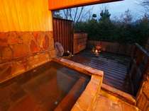 【岩風呂】瑠璃温泉から温泉を汲んできています！夕景の中風を感じて楽しむ貸切岩風呂