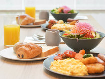 一日のスタートであるご朝食。洋朝食のメニューに、京都ならではのオリジナルメニューで1日に彩を。