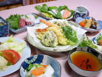 *【食事/夕食一例】野菜は自家栽培、山菜は近くで採れた新鮮なものを使用しております。