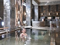 【静の湯】石と竹、自然素材が織りなす静かさの中に温かみを感じる大浴場