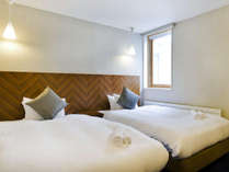 *2ベッドルームデラックスまたはプレミアム室内一例／ツインまたはダブルベッドの寝室。
