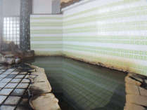 *温泉大浴場／天然岩を使った岩風呂で、飲泉も出来る良質な天然温泉。