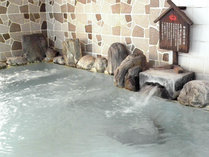 湯質自慢の当館のお風呂。豊富な湯量の温泉が注ぎます。