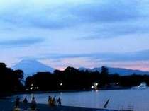 浜辺から夕焼けの富士山