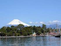 大瀬祭りと富士山毎年４月４日に行われる大瀬祭りの漁船の風景