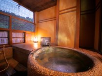 露天風呂付き客室：源泉かけ流しの上質な湯をいつでもお好きなときに楽しむことができます。