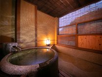 露天風呂付き客室：プライベート空間で誰にも邪魔されることなく、極上の湯を満喫。