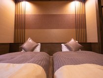 和モダン洋室：安心感のあるローベッドで、快適な眠りをご提供いたします。