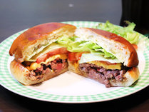 ご朝食一例：地元の食材を惜しげもなく使用した湯本屋渾身のハンバーガー。ぜひ一度ご賞味くださいませ。