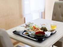 沖縄の食材を使用した日替わりセットメニュー。味噌汁・ご飯はおかわり自由となっております。