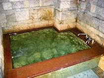 伊豆石で作られたお風呂で宇佐美の温泉をお楽しみください。貸切でのご利用です。(40分内の時間制限有）