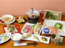 【夕食一例】手作りの和洋折衷の創作料理。地産地消、旬を大事にしたお料理の数々をご堪能下さい。
