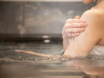【天然温泉完備：びわの湯】出張や旅行の疲れを癒す天然温泉！足を広げてご入浴頂けます。