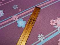 山形県産檜で作られた桧箸。木目や色味は個体差がありますので、お好きな箸をお選び頂けます♪