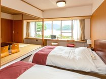 【西館和洋室】洋間にベッドが2台、和室に床を4枚敷くことが可能でございます。