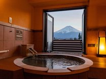 【スイートルーム】お天気が良ければお風呂より富士山がご覧いただけます。