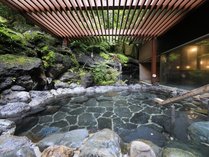【大浴場露天岩風呂】富士山の溶岩に囲まれながらお楽しみくださいませ。