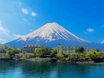 対岸から眺めた富士レークホテルと富士山 写真