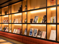 【ライブラリーカフェ】京都の寺社仏閣や四季折々の風景を収めた写真集など、京都にまつわる本をセレクト。