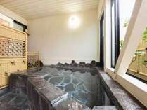*客室の半露天風呂（一例）。プライベートな空間でお好きな時に温泉をお楽しみ頂けます。