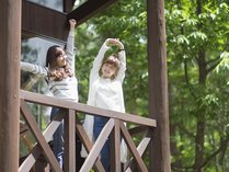 【コテージ滞在風景】爽やかな風を感じながら、寛ぎのひとときを。