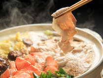 【信州贅沢鍋】信州サーモンや信州産豚肉、新鮮野菜を特製醤油出汁で煮込んで頂きます。