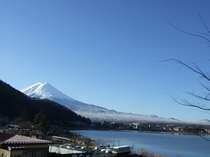 当館のお部屋からの景色（全室河口湖＆富士山ビュー）特に早朝の澄んだ空気での景色が最高！
