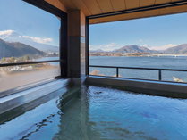 最上階展望風呂-女性大浴場　河口湖と富士山の絶景を望む