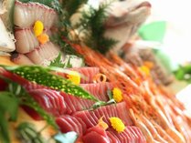 ◆ディナーブッフェ（イメージ）／和洋40品のブッフェでは、お刺身や揚げたて天ぷらもお楽しみいただけます