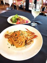 イタリアンディナー付きプランメニューの一例です。「渡り蟹のトマトクリームスパゲッティ」