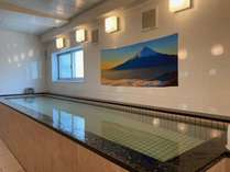 大浴場壁面に富士山が！大浴場で癒しの時間をお過ごしください。