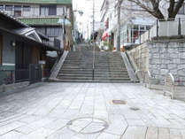 当館までは「宝山寺駅」から参道を歩いて徒歩2分です