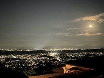 【お部屋からの夜景】キレイな夜景を眺めてお寛ぎください