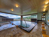 男風呂-北信五岳を眺める源泉かけ流しの露天風呂。信州の四季を感じる露天風呂