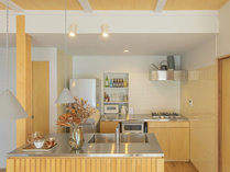 木製のアイランドキッチンにステンレス天板で、調理する姿も映えます