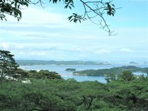 松島～松島湾に浮かぶ260余りの島々がなすその風景は、日本三景のひとつにも数えられる美しさです。