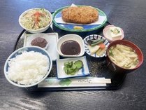 夕定食を、「お食事処わかな」にてご用意いたします。