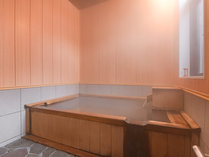 湯畑源泉掛け流しの檜風呂。名湯草津の湯を貸切でご堪能ください。鮮度が高い温泉は湯治に最適です。