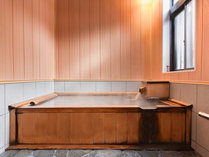ご家族・カップルで楽しめる湯畑源泉掛け流しの檜風呂。名湯草津の湯を貸切でご堪能ください。