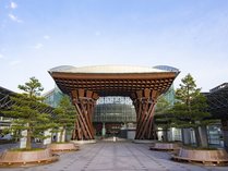 【JR金沢駅】兼六園口に建つ「鼓門」は能楽で使われる鼓をイメージしています。（一例　写真提供：石川県）