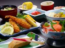 新鮮な野菜や川魚など、山の幸をふんだんに使った手作り料理をご用意しております。