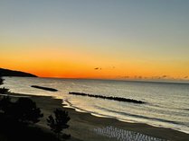 【キララビーチ】コバルトブルーが美しい遠浅の海水浴場。夕刻には茜色の夕陽を観ることも。