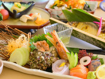 日本海で獲れた新鮮なお魚を季節のお造りでご堪能下さい。
